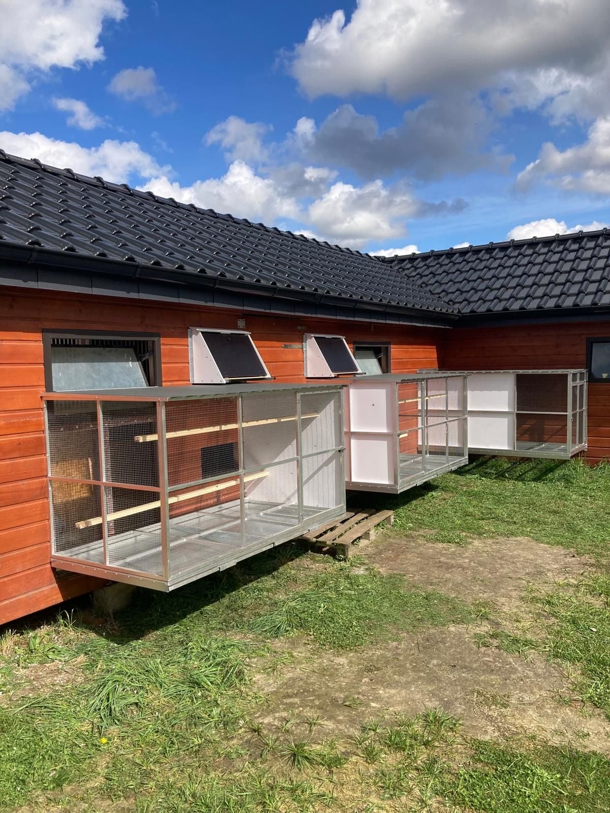 Woliera aluminiowa dla ptaków - konstrukcja przy budynku
